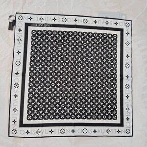 Louis Vuitton Monogram Silhouette Square 90